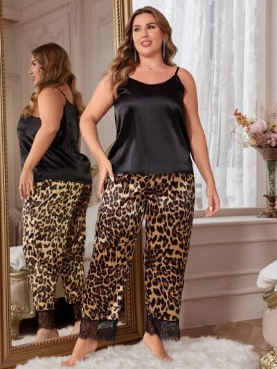 Ensemble de pyjama en satin avec dentelle contrastante à imprimé léopard