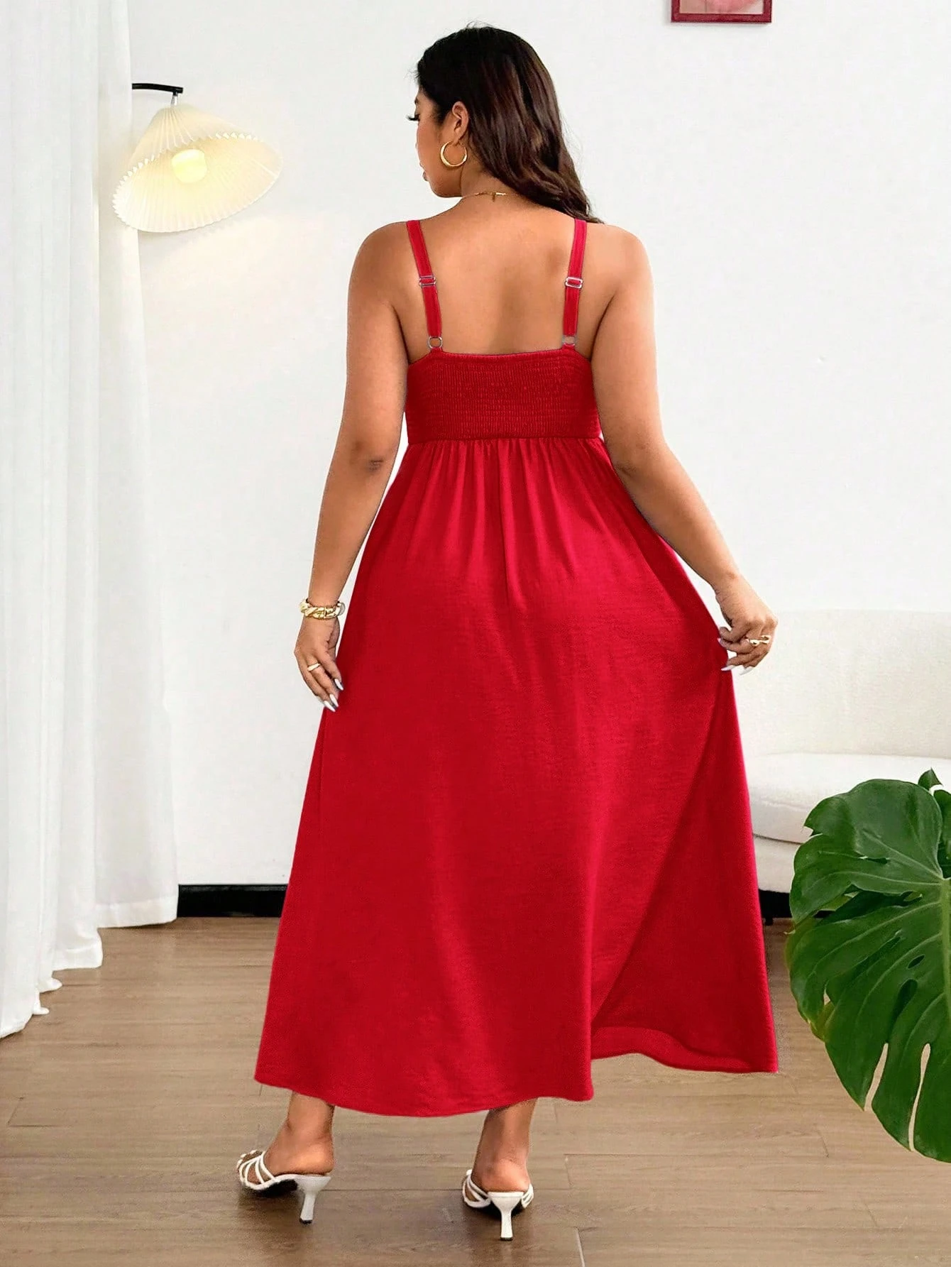Robe longue évasée à bretelles spaghetti avec nœud papillon avant – Image 2