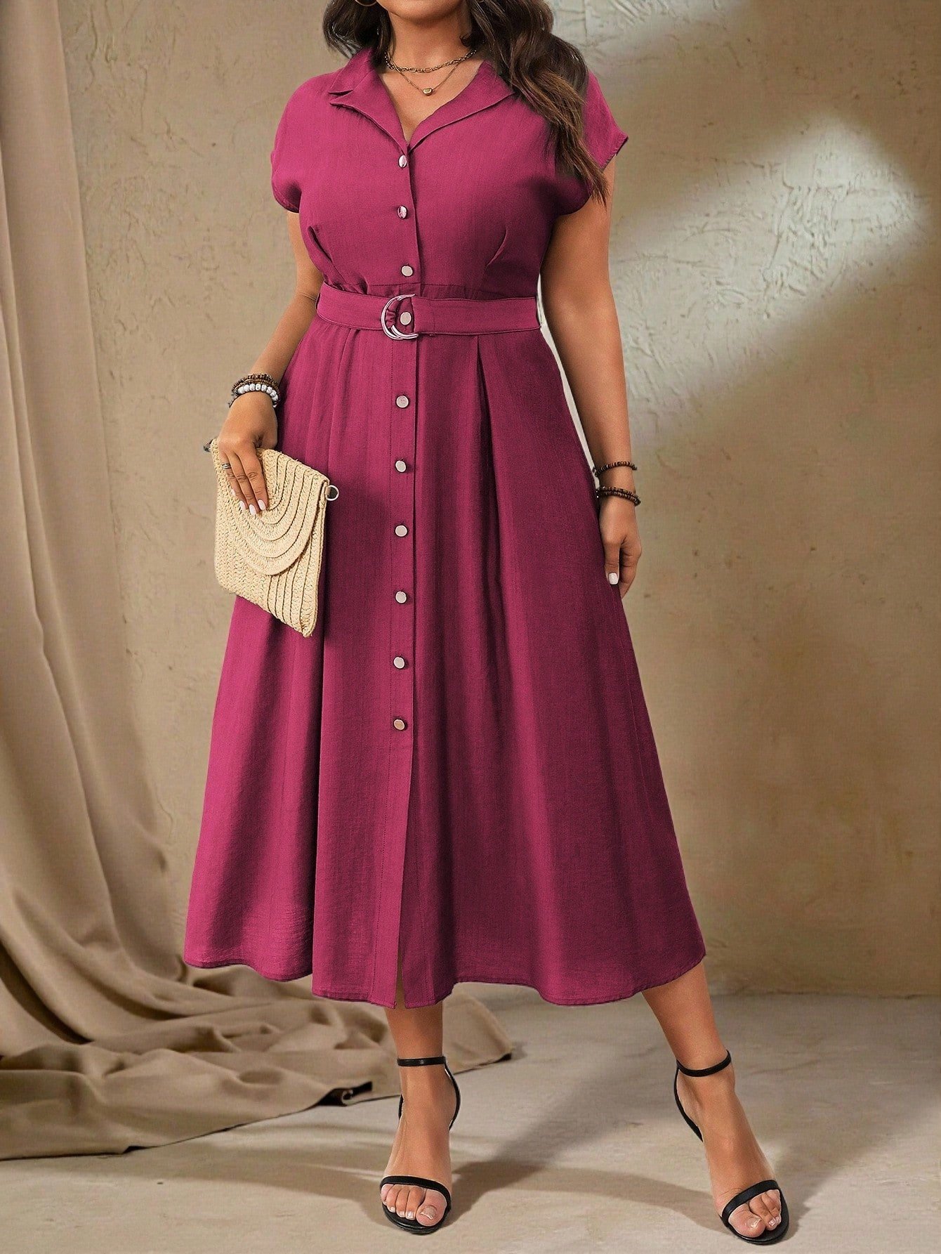 Robe longue élégante Col en V, taille cintrée, coupe évasée.