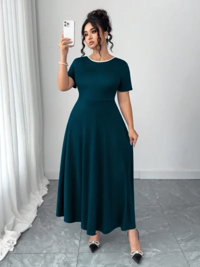 Robe de ville élégante avec nœud papillon au dos
