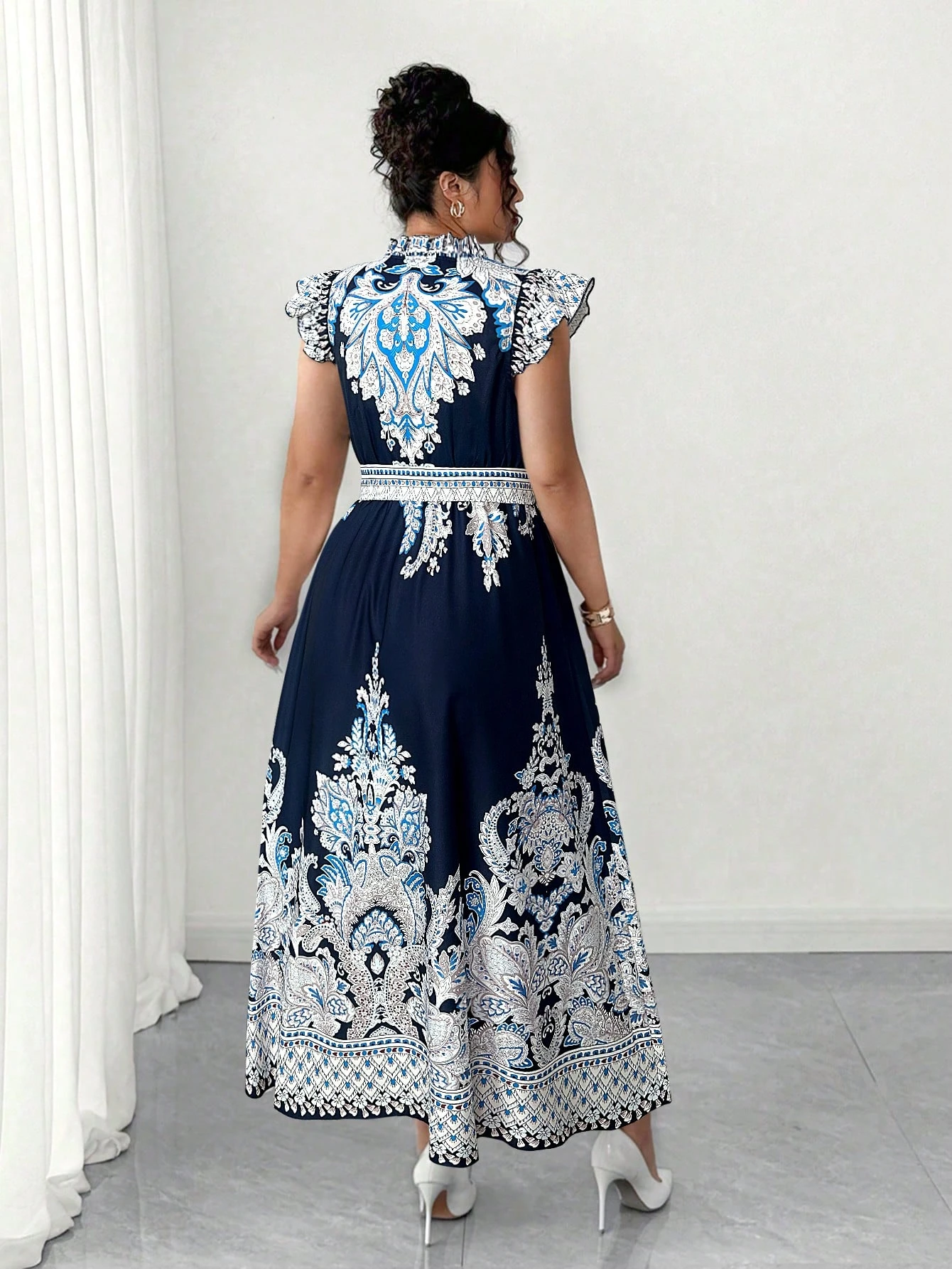 Robe longue à imprimé floral bleu marine – Image 2