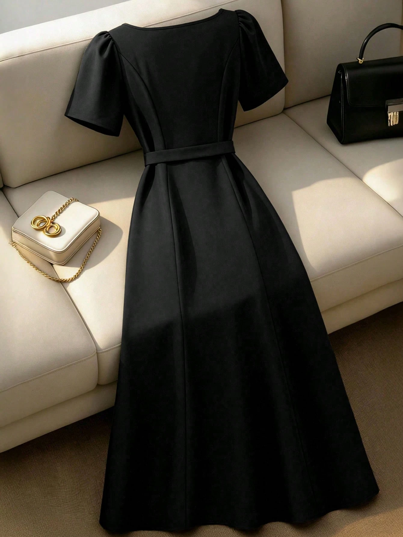 Robe élégante à manches courtes avec volants au col – Image 6