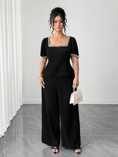 Ensemble 2 pièces blouse à col carré, manches bouffantes et décoration de ruban satin pailleté, et pantalon