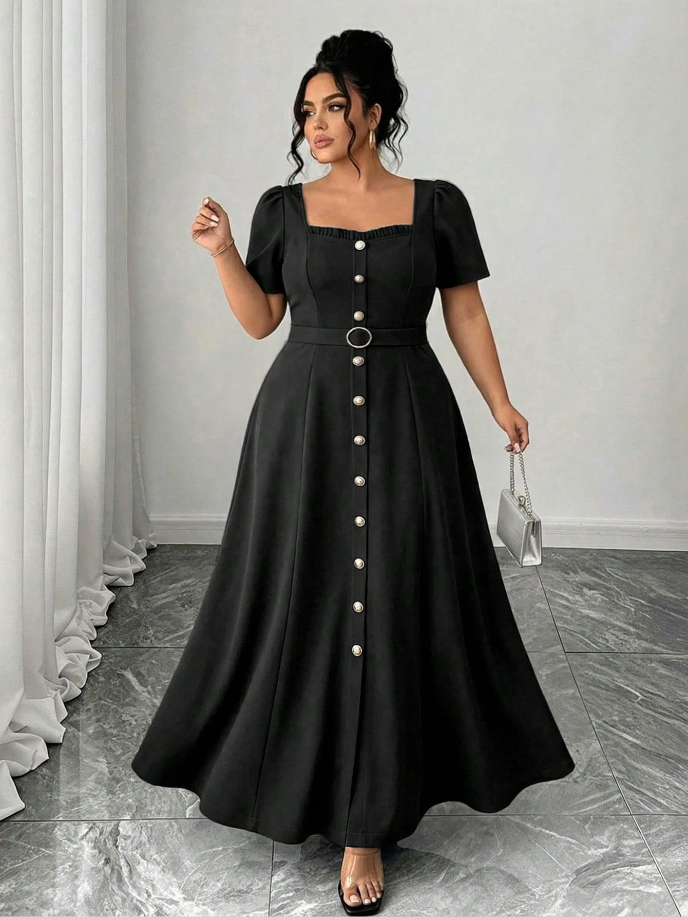 Robe élégante à manches courtes avec volants au col
