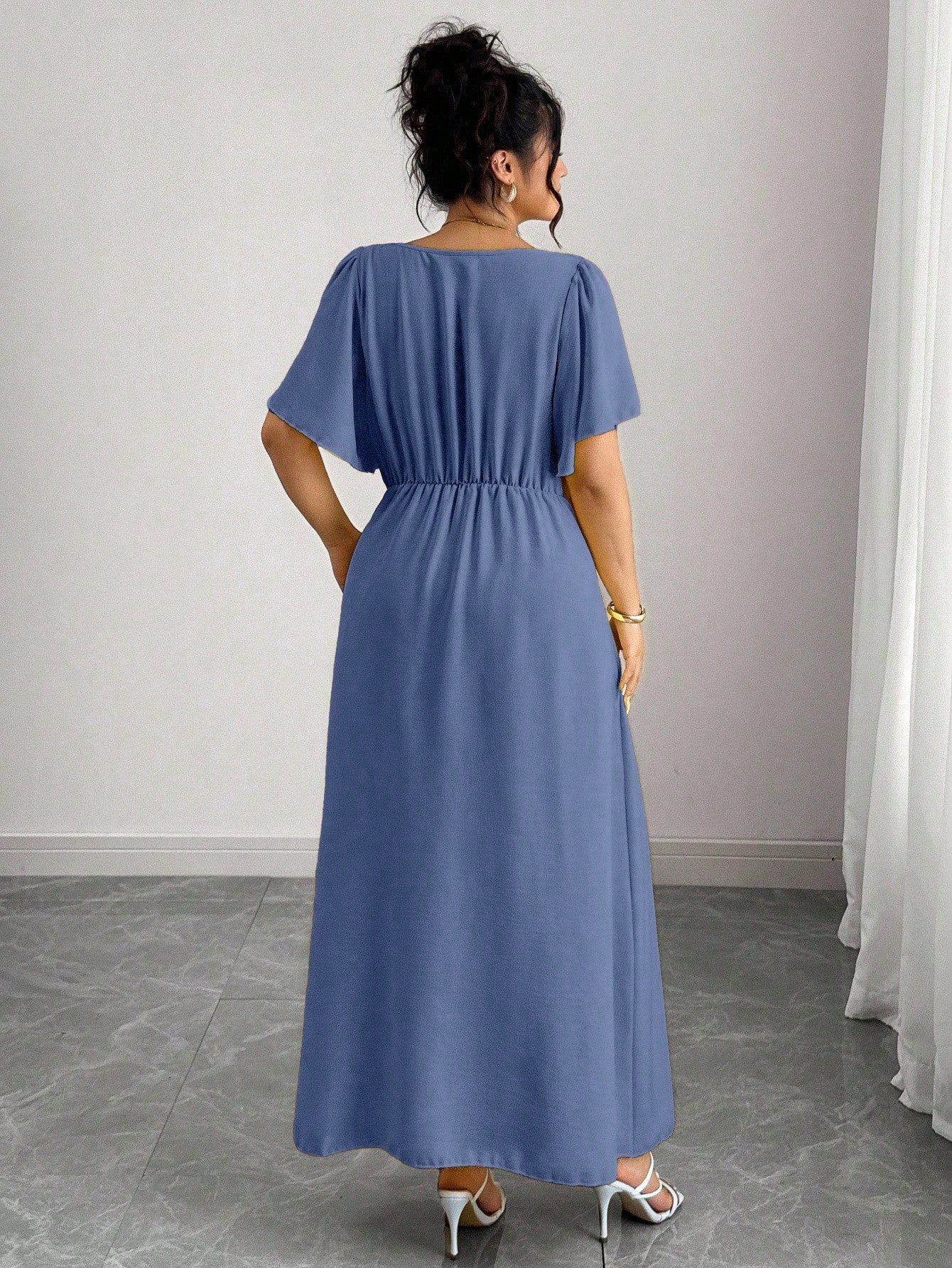 Robe carrée à encolure plissée avec taille cintrée, couleur unie – Image 2