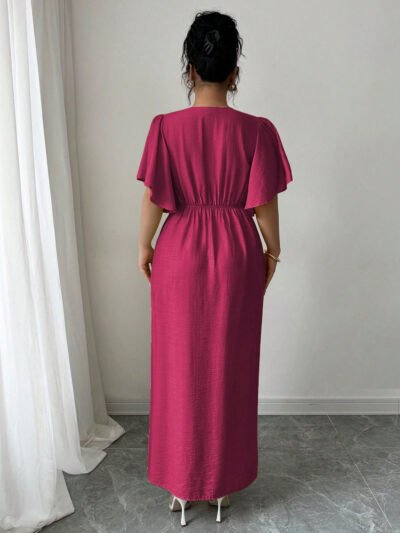 Alternative view of Robe longue élégante rose fuchsia coupe A avec col V, manches mi-longues à volants et fente à la cuisse
