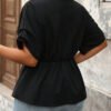 Blouse élégante à col V et manches courtes avec torsade à la taille, convient pour le travail – Image 2