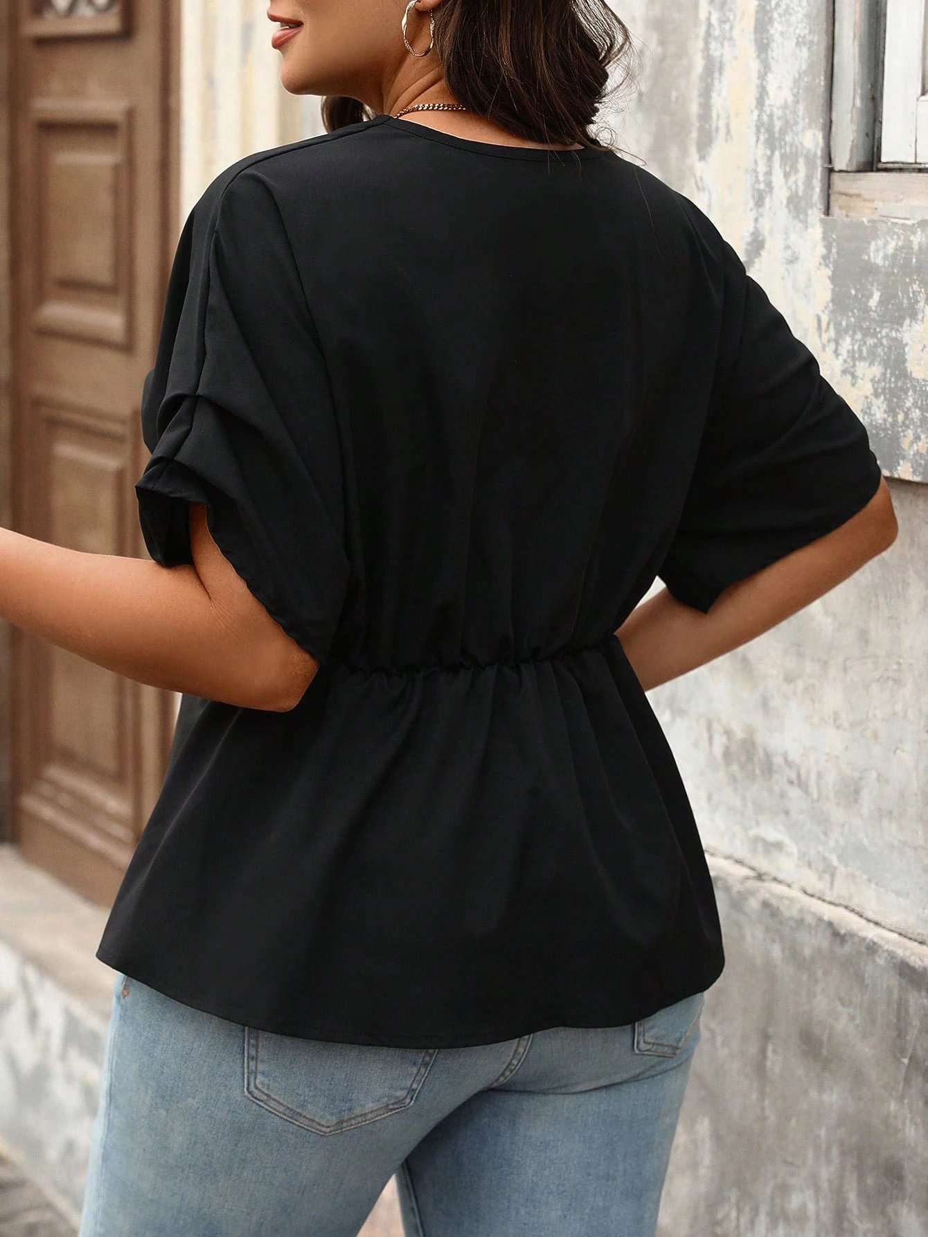 Blouse élégante à col V et manches courtes avec torsade à la taille, convient pour le travail – Image 2