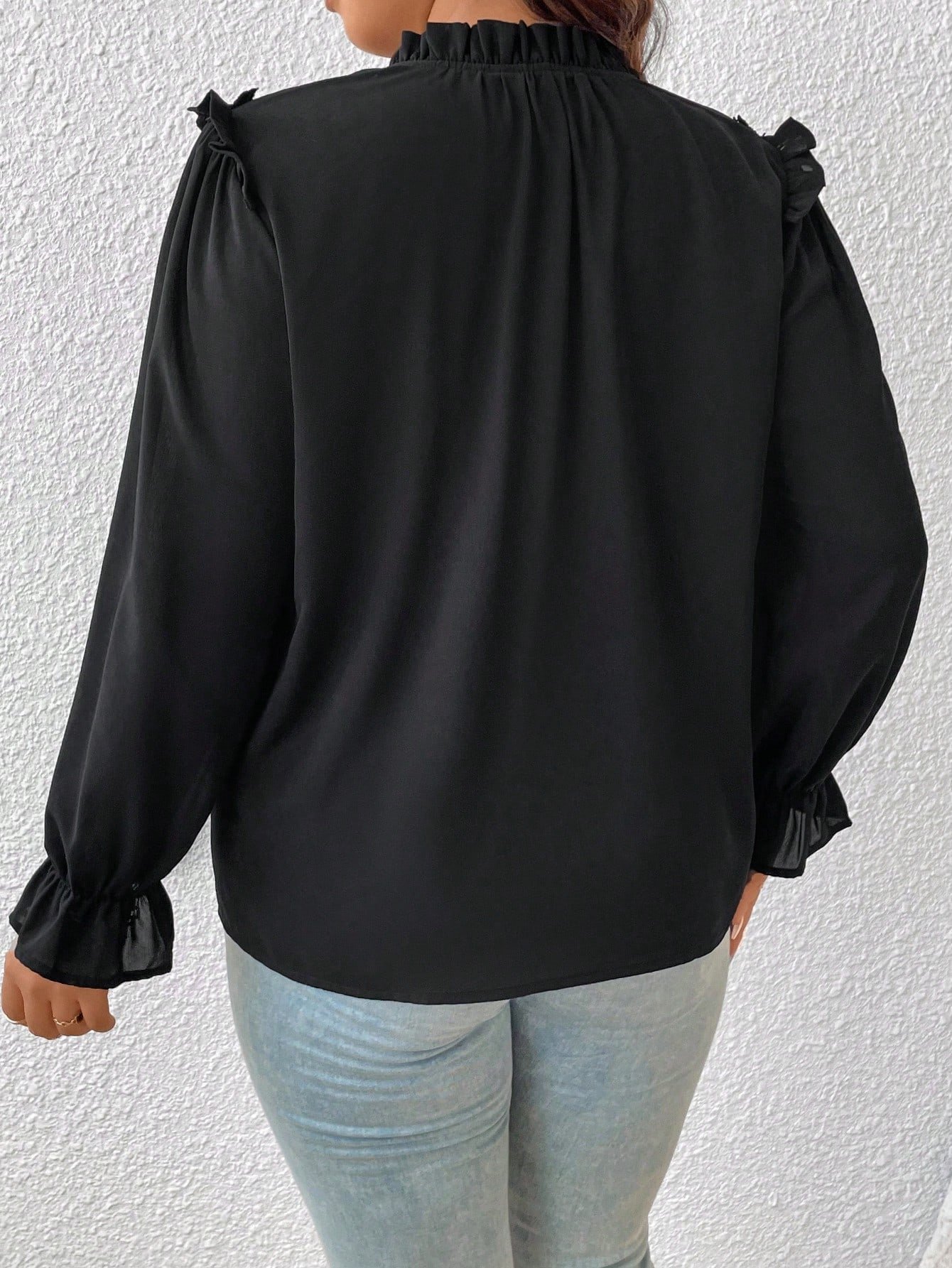 Blouse à boutons à manches longues avec volants – Image 3