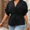 Blouse élégante à col V et manches courtes avec torsade à la taille, convient pour le travail – Image 5