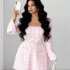Robe élégante à col rond avec décoration de boutons et taille évasée