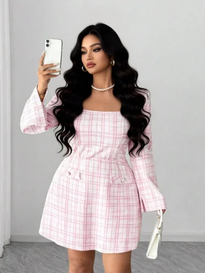 Robe élégante à col rond avec décoration de boutons et taille évasée