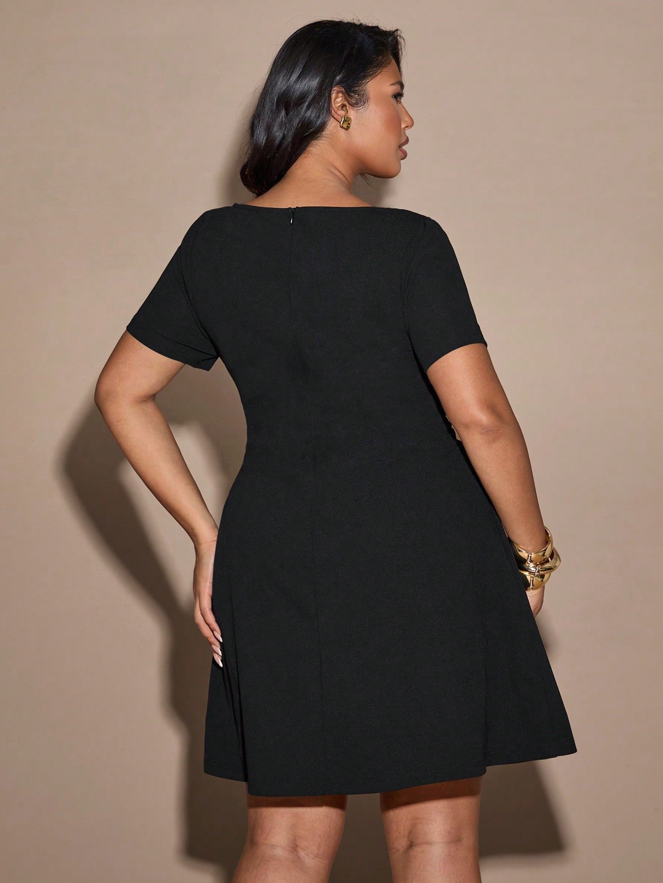 Robe courte à manches courtes et coupe évasée – Image 2