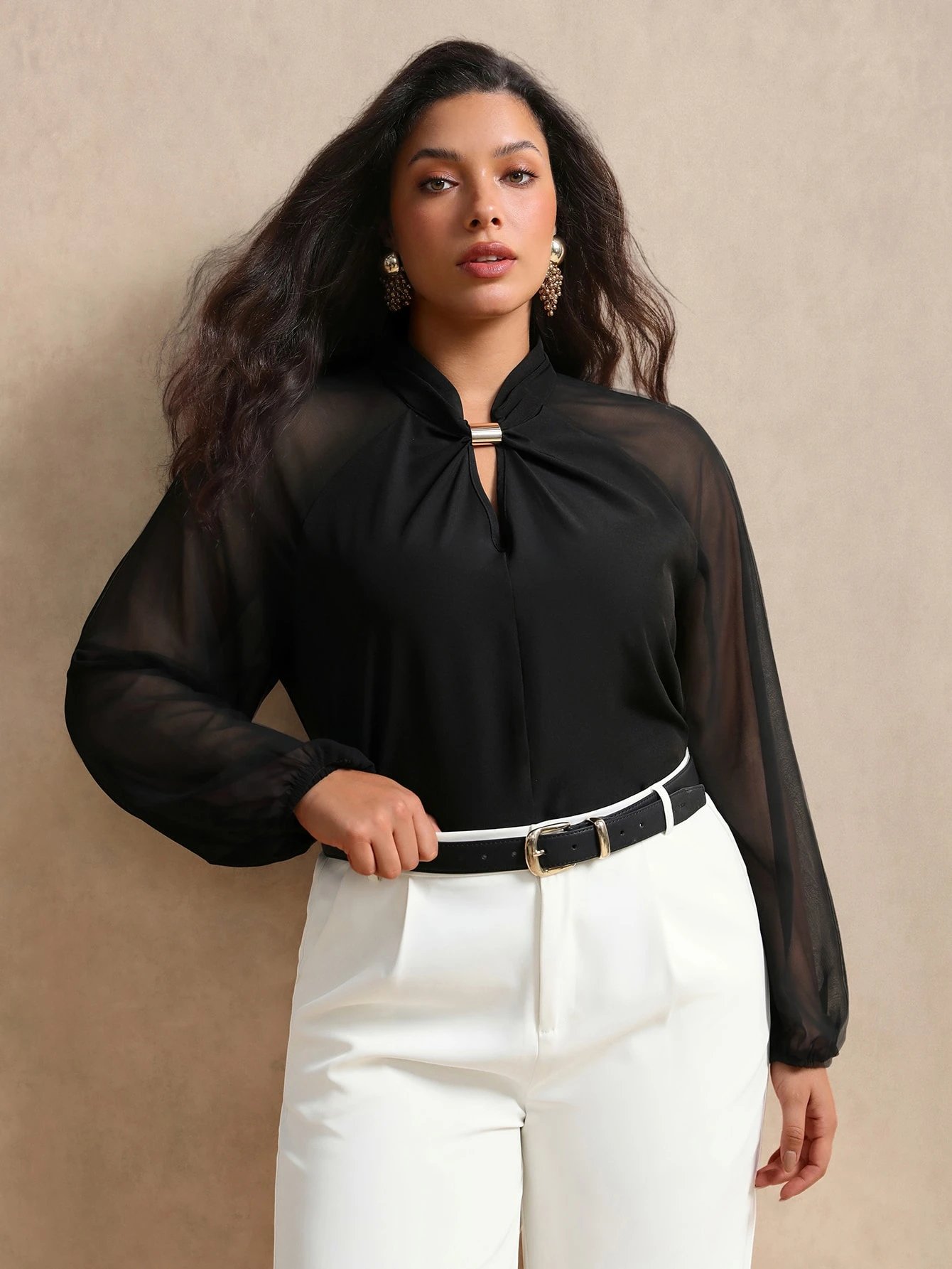 Blouse en mousseline à manches longues avec col montant et boutons métalliques – Image 7