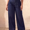Jeans à jambe large avec plis à l'avant et boutons argentés – Image 2