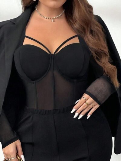 Top élégant en maille noire avec design ajouré et laçage