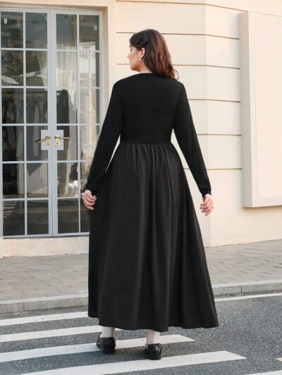 Alternative view of Robe vintage élégante à manches longues à col en V avec décoration de bouton