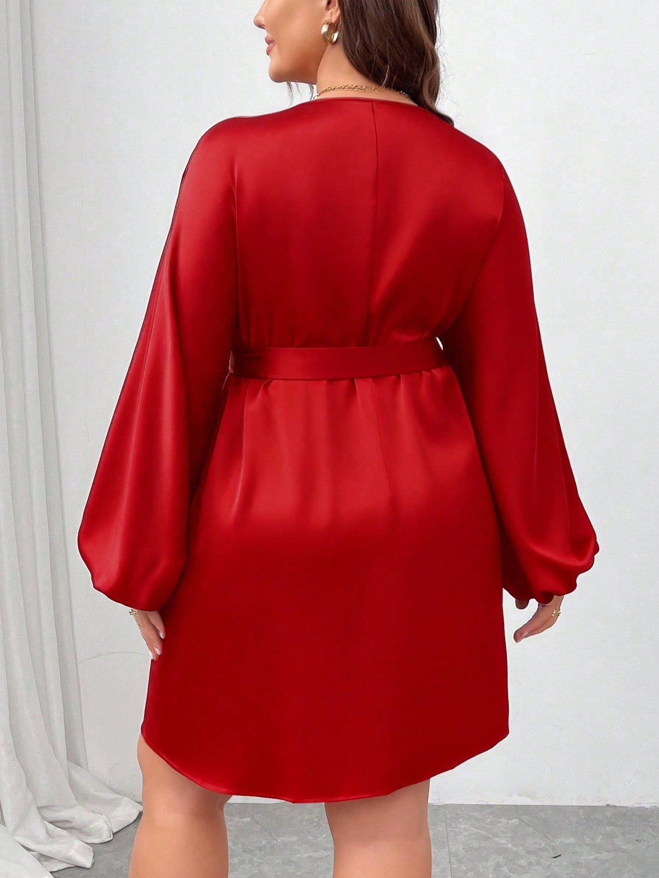 Robe moulante mini à col V – Image 2