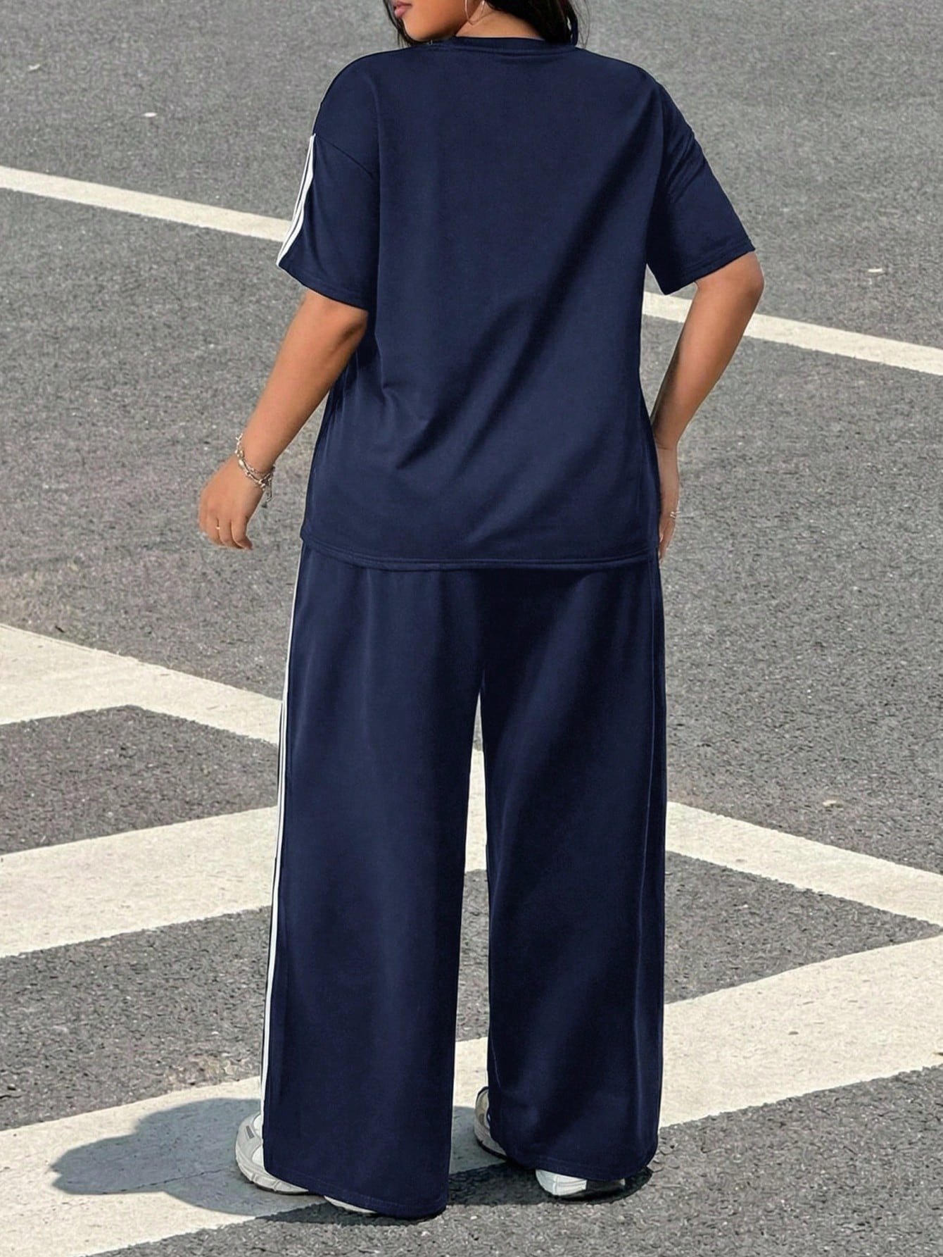 Ensemble 2 pièces de t-shirt à manches courtes rayé et pantalon décontracté – Image 2
