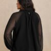 Blouse en mousseline à manches longues avec col montant et boutons métalliques – Image 2
