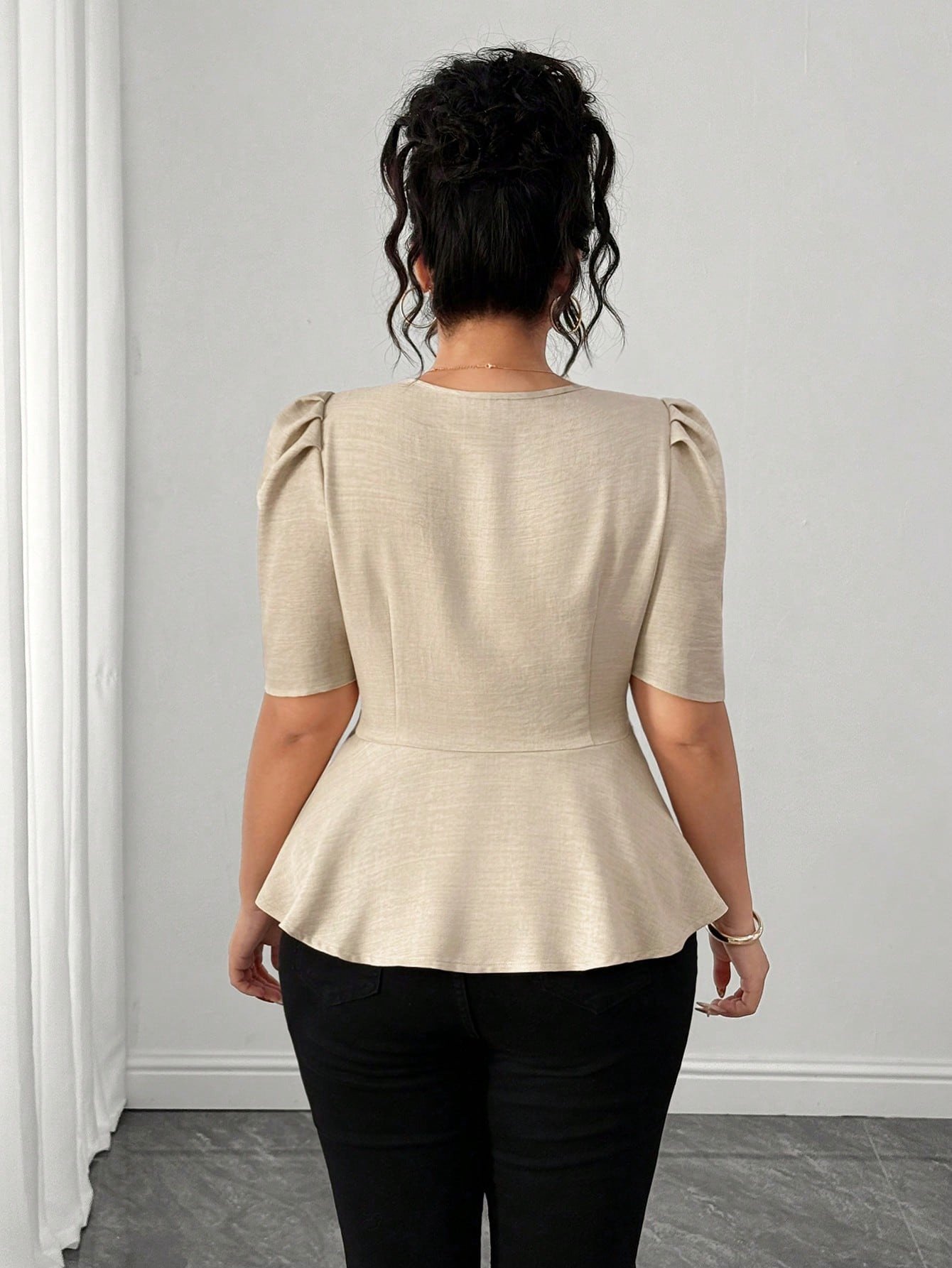 Blouse à col carré, taille cintrée, manches courtes, coupe évasée – Image 2