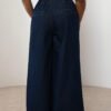 Jeans à jambe large avec plis à l'avant et boutons argentés – Image 6