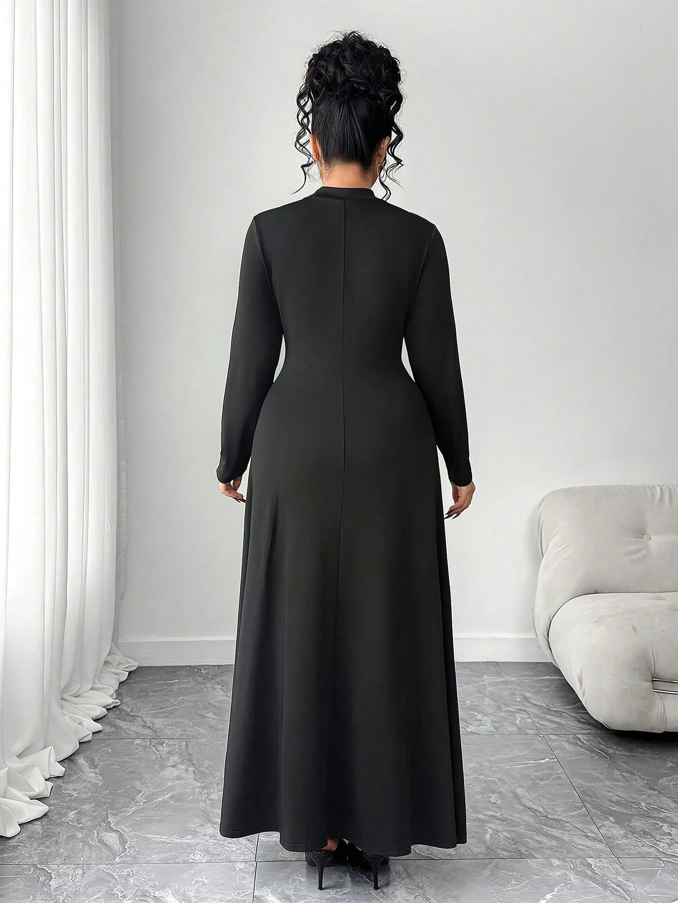 Robe longue moulante à encolure montante, décor en métal rose gold – Image 2