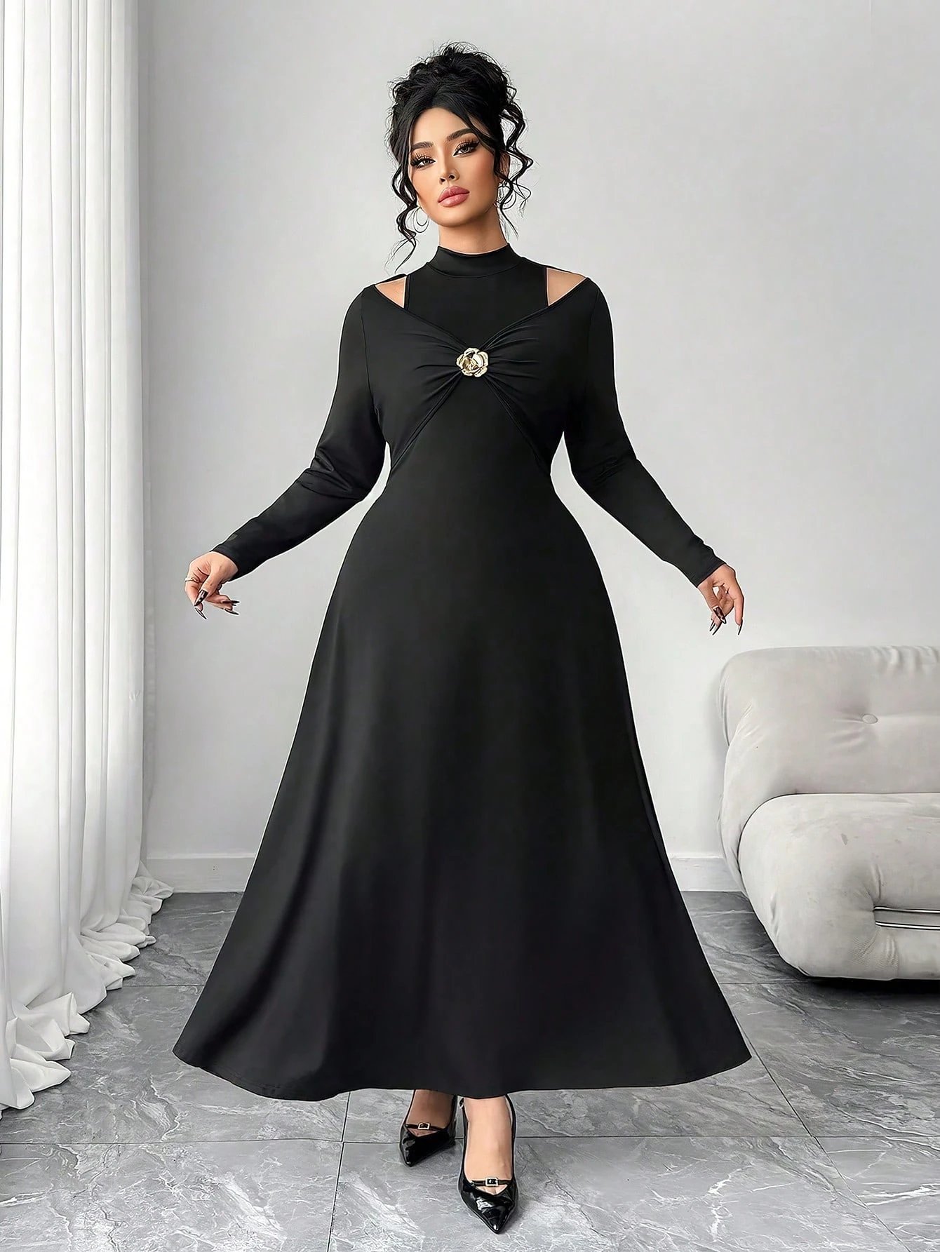 Robe longue moulante à encolure montante, décor en métal rose gold – Image 5
