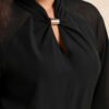 Blouse en mousseline à manches longues avec col montant et boutons métalliques – Image 10
