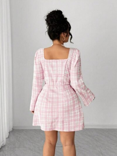 Alternative view of Robe élégante à col rond avec décoration de boutons et taille évasée