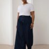 Jeans à jambe large avec plis à l'avant et boutons argentés – Image 8