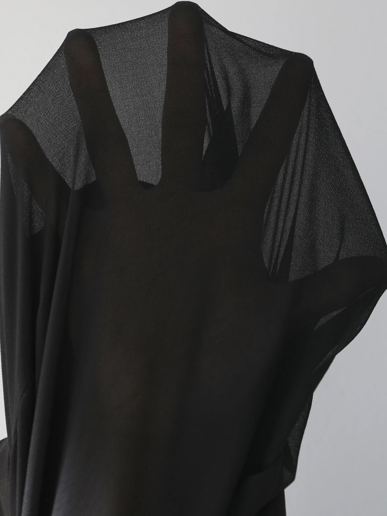 Blouse en mousseline à manches longues avec col montant et boutons métalliques – Image 6