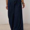 Jeans à jambe large avec plis à l'avant et boutons argentés – Image 10
