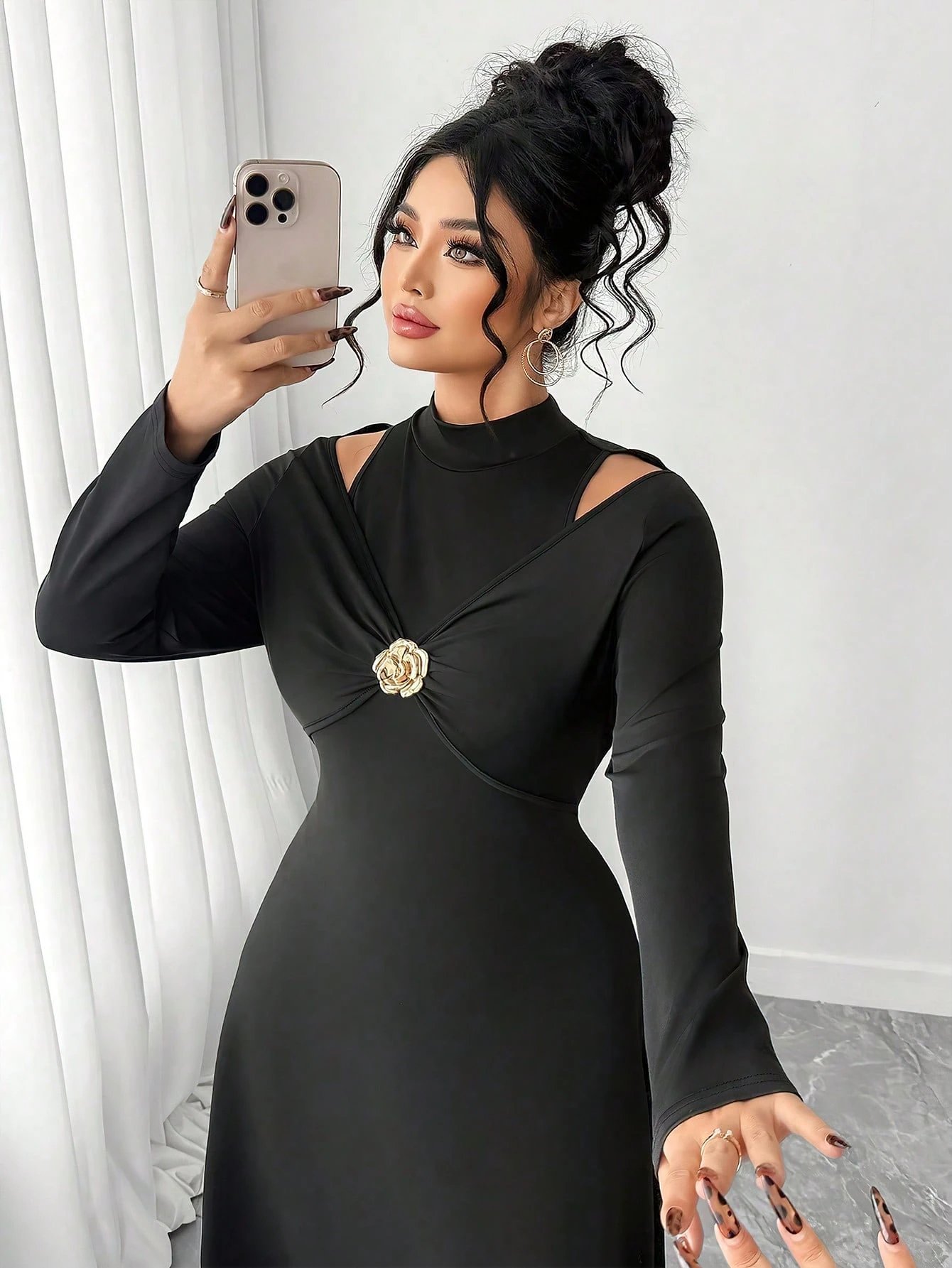 Robe longue moulante à encolure montante, décor en métal rose gold – Image 8