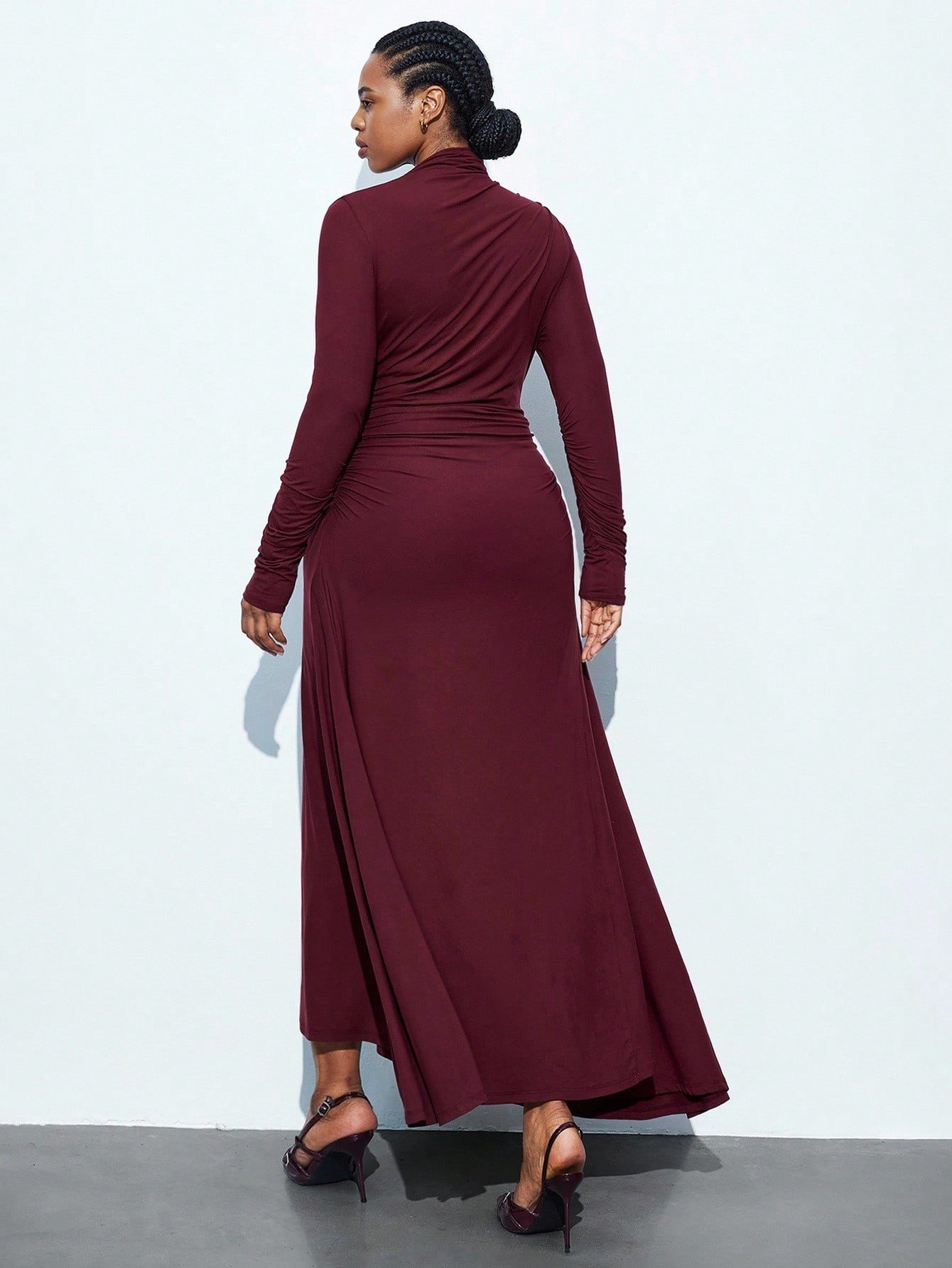 Robe élégante manches longues, plissée, moulante – Image 2