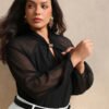 Blouse en mousseline à manches longues avec col montant et boutons métalliques – Image 4