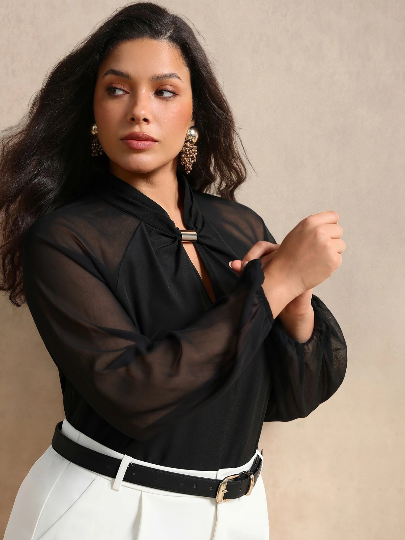 Blouse en mousseline à manches longues avec col montant et boutons métalliques – Image 4