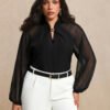 Blouse en mousseline à manches longues avec col montant et boutons métalliques – Image 3